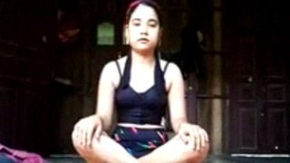 Gadis Assam Seksi Telanjang Dalam Video Solo Panas