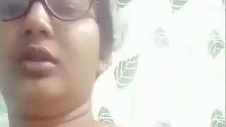 Gadis Bengali Menggoda Dengan Melepas Kutang Dan Merangsang Putingnya