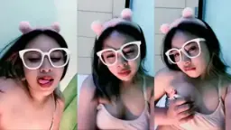 Gadis Seksi Menggoda Payudara Mungilnya
