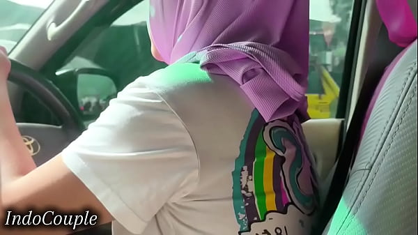 Istri Berhijab Di Jakarta Terekam Video Mesum Saat Mengemudi Dan Menghisap Kontol Pacarnya