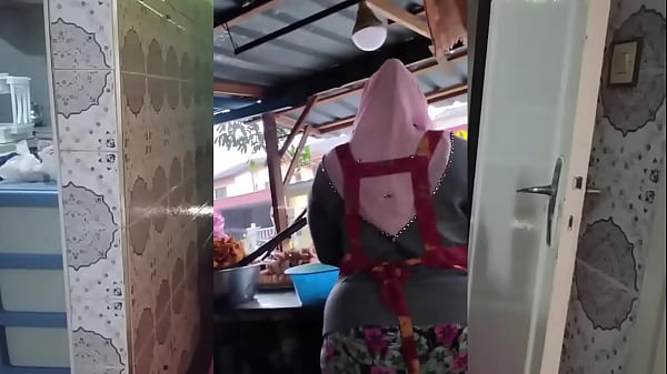 Sensual Ibu Rumah Tangga Muslimah Bergairah