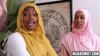 Ayah Tiri Menggila Dengan Remaja Berhijab, Ibu Tiri Menahan Gadis Itu