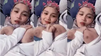 Gadis Berhijab Cantik Pamer Payudara Montok