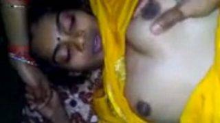 Pelayan Pakai Saree Sutra Kuning, Bikin Pengen Ajak Main Ranjang
