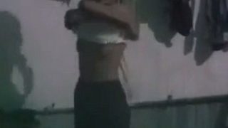Rekaman Kamera Tersembunyi Pembantu Seksi Mandi Telanjang