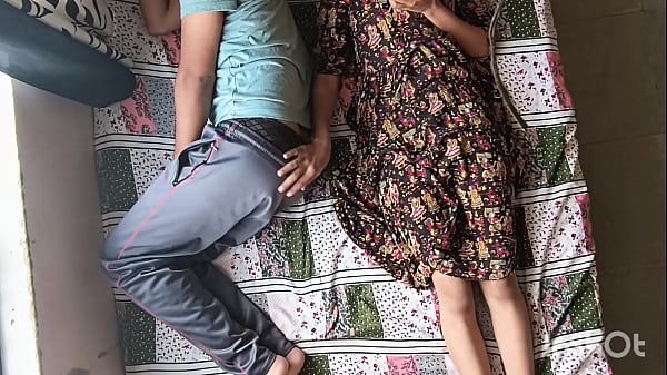Desi Bhabhi Shivani Menggoda Devar Yang Tertidur Lalu Naiki Dia Dengan Pose Amazon Yang Liar.