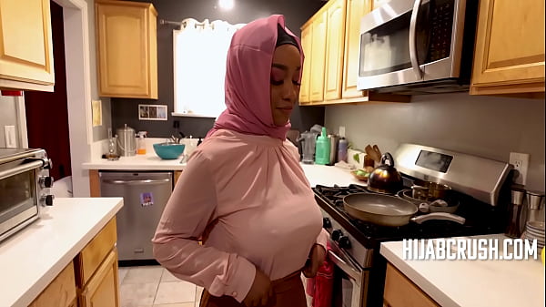 Nunggingin Lily Starfire, Hijabnya Ngepas, Goyangannya Bikin Mampus