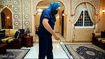 Pembantu Rumah Tangga Berhijab Disuruh Isap Kontol Bos, Habis Itu Telan Semua Sperma.