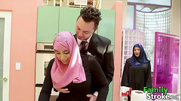 Gadis Arab Tiri Menggoda Batang Keras Kakak Tirinya