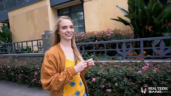 Gadis Rusia Mungil Diterjang Hingga Melebar
