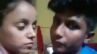 Ciuman Dan Rabaan Mesra Pasangan Desa India Bikin Makin Panas