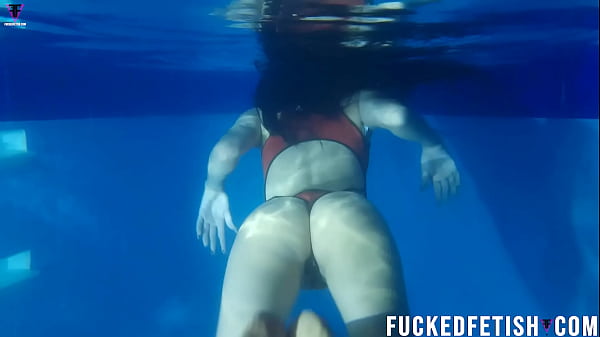 Helen Star Pake Baju Renang Seksi Malem-malem Di Kolam Renang, Bikin Napas Gak Karuan