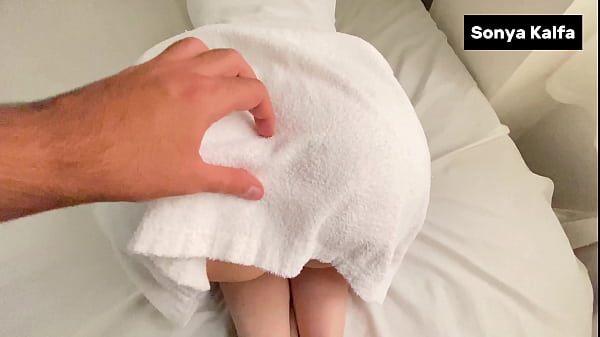 Ibu Tiri Seksi Digebrak Abis Selesai Renang