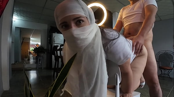 Ngacengin Bini Jilbab, Mancing Muncrat Di Burit Abis Digenjot