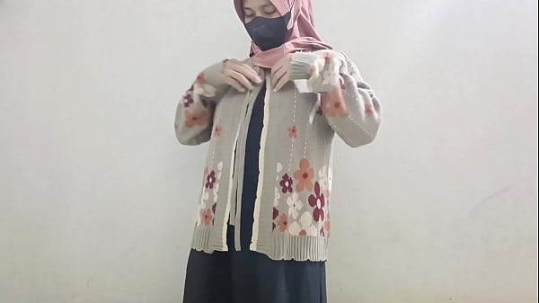 Gadis Berhijab Main Timun Buat Puasin Nafsu Sendiri.