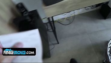 Anak Tiri Cewek Latin Goyangin Tubuh Mulusnya Bikin Bapak Tiri Nggak Tahan