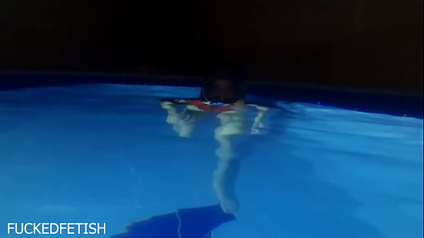 Helen Star Pake Baju Renang Seksi, Masker Malem, Sambil Ngebut Di Kolam, Bikin Basah Kuyup.