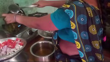 Ibu Rumah Tangga India Masak Seks Dengan Selingkuhan Di Dapur, Sambil Mengocok Bumbu Dan Mengocok Ranjang.