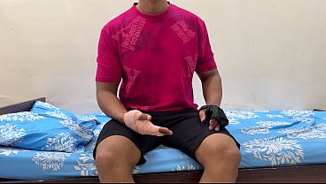 Ibu Tiri Bantu Anak Tiri Yang Luka Mandi, Malah Godain Dia. Akhirnya Ngehisap Kontolnya, Sebelum Digenjot Keras.
