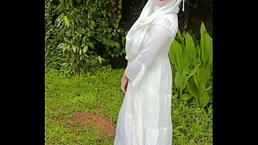 Pamer Pantat Hijabku Di Luar Ruangan