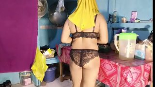 Bu Mertua Masak Pakai Bikini, Bikin Dapur Makin Panas Dan Selera Makin Liar.