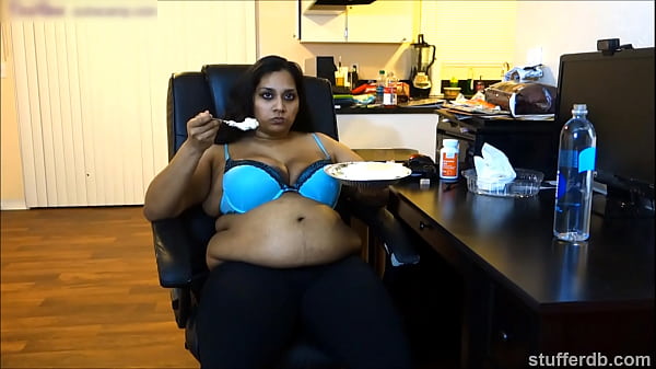 Desi Rose Doyan Banget Sama Pie, Sampai Pengen Dijilat-jilat