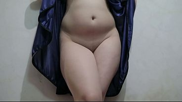 Cewek Indo Pake Lingeri Biru, Jongkok Sambil Colmek Sampe Basah.