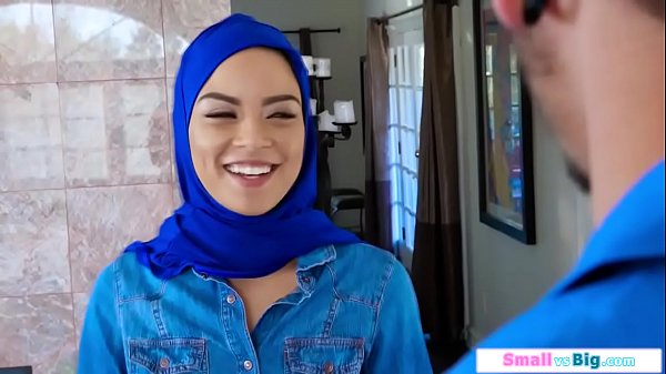 Gadis Mungil Arab Digilas Dua Pria Besar, Ngerasain Kontol Gede Sampe Merem Melek.