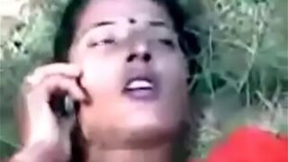 Seorang Cewek Punjabi Digarap Di Ladang, Sambil Bau Tanah Basah Dan Desah Liarnya Bikin Makin Panas.