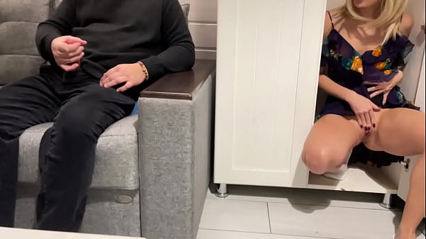 Ibu Tiri Ngintip Anak Tiri Nonton Bokep Sambil Col*i, Lalu Ngentot Dia.
