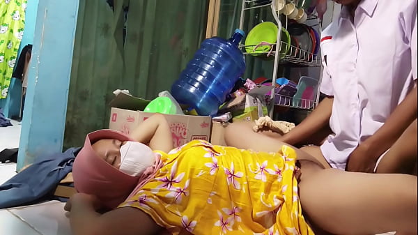 Ajak Ngentot Ibu Tiri Pas Siap-siap Berangkat Sekolah, Makin Greget