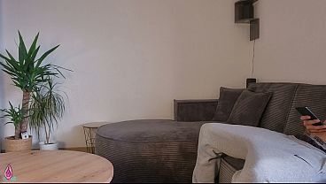 Ibu Tiri Lihat Kontol Anak Tiri Tegang Pas Lagi Bersihin, Langsung Bantu Dia Crot Di Pantat Gede Bundarnya.