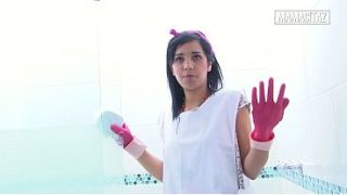 Pembantu Hotel Pake Sarung Tangan Karet Bungkukin Badan Sambil Ngelap Pancuran, Bikin Siapapun Ngiler Liatnya.