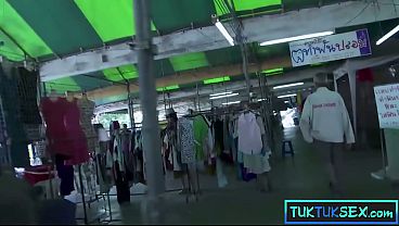 2 Bule Gendut Ngejepit Lidah Centil Thai Milf Mungil, Langsung Dibawa Kabur