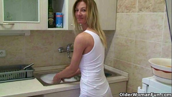 Ibu Bikin Video Coli Di Rumah, Hot Banget.