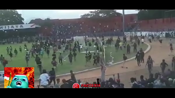 Budaya Baku Hantam Ala Suporter Indonesia, Maki-maki Sambil Gebrak-gebrak, Bikin Muncrat Darah Dan Air Mata.