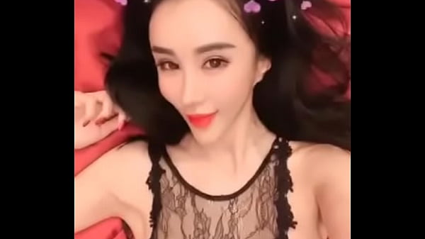 孟晓艺自己玩自己，爽到不行，手都停不下来。