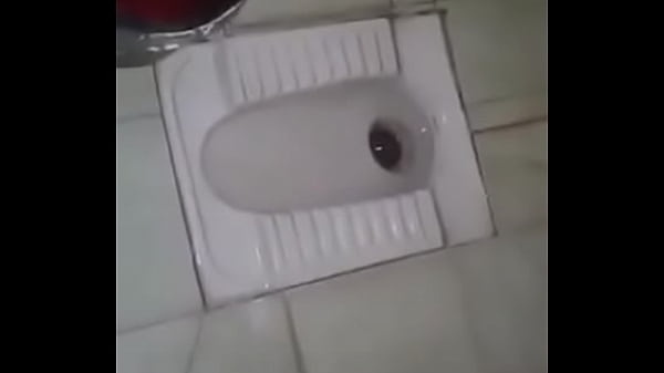 Desi Pasangan Di Toilet, Siap Mainin Air Panas