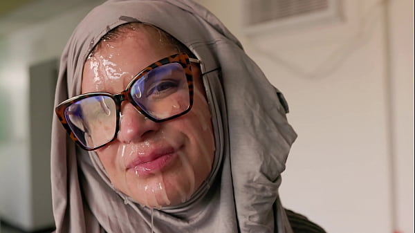 Hijab Cosplay – Cewek Amerika Montok Digebuk Muka Sama Kontol.