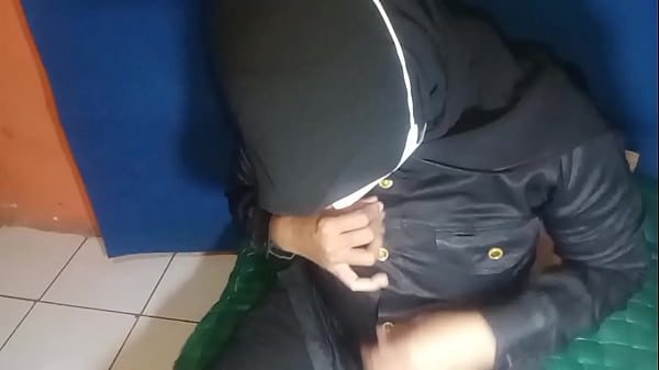 Satpam Cewek Sange Colmek Sampe Muncrat Basahin Lantai