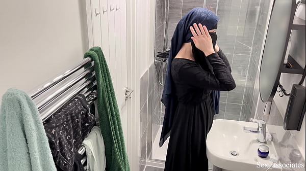 Astaga! Gak Nyangka Cewek Arab Bisa Begitu. Kepergok Cewek Arab Berjilbab Lagi Mainin Diri Sendiri Di Kamar Mandi.