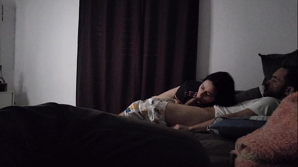 Tia Gata Sengaja Atur Posisi Biar Bisa Rebahan Bareng Keponakan Di Sofa, Pinggul Nempel Erotik.