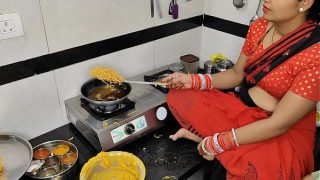 कोमल दिवाली पर नमकीन बना रही थी, देवर ने भाभी को पीछे से जोर से दबोच लिया