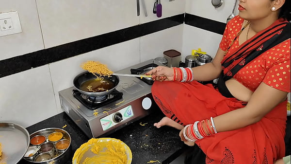 कोमल दिवाली पर नमकीन बना रही थी, देवर ने भाभी को पीछे से जोर से दबोच लिया