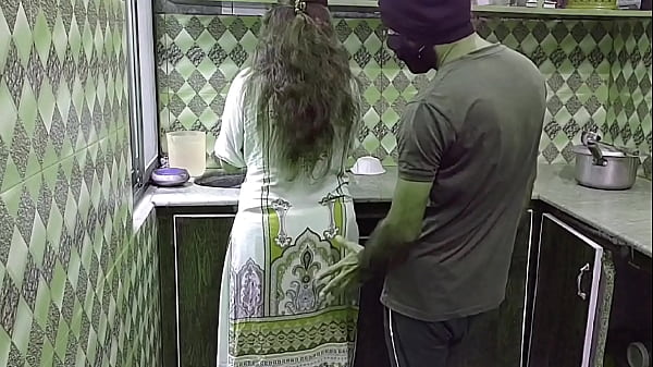 Bhabhi Lagi Sibuk Masak Di Dapur, Tiba-tiba Digebukin Dari Belakang Sampai Crot, Suara Hindi Panasnya Bikin Makin Liar.