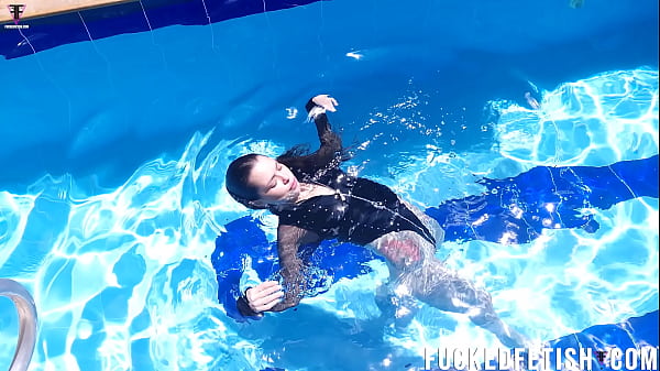 Jessica Bunny Berenang Di Kolam, Basah Kuyup, Menggoda Banget