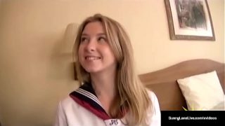 Pelajar Amerika Sunny Lane Dapat Memek Basahnya Dijilat Habis Oleh Orang Asia Horny!