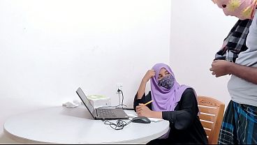 Bankir Hijab Montok Digenjot Petani Desa, Ngentot Panas Di Sawah