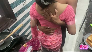 Desi Bhabhi Lagi Masak Di Dapur, Pas Ditelanjangi Sambil Mainin Teteknya Yang Montok.