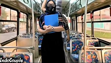 Istri Muslim Pulang Kampus Sendirian Di Bus, Langsung Digodain Sama Orang Asing Sampai Basah Di Balik Hijab